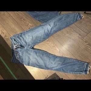 Skinny jeans with distressed bottoms